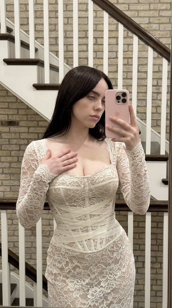 Hyper-Defined Mirror Selfie Prompt (Billie Eilish Identity Lock)