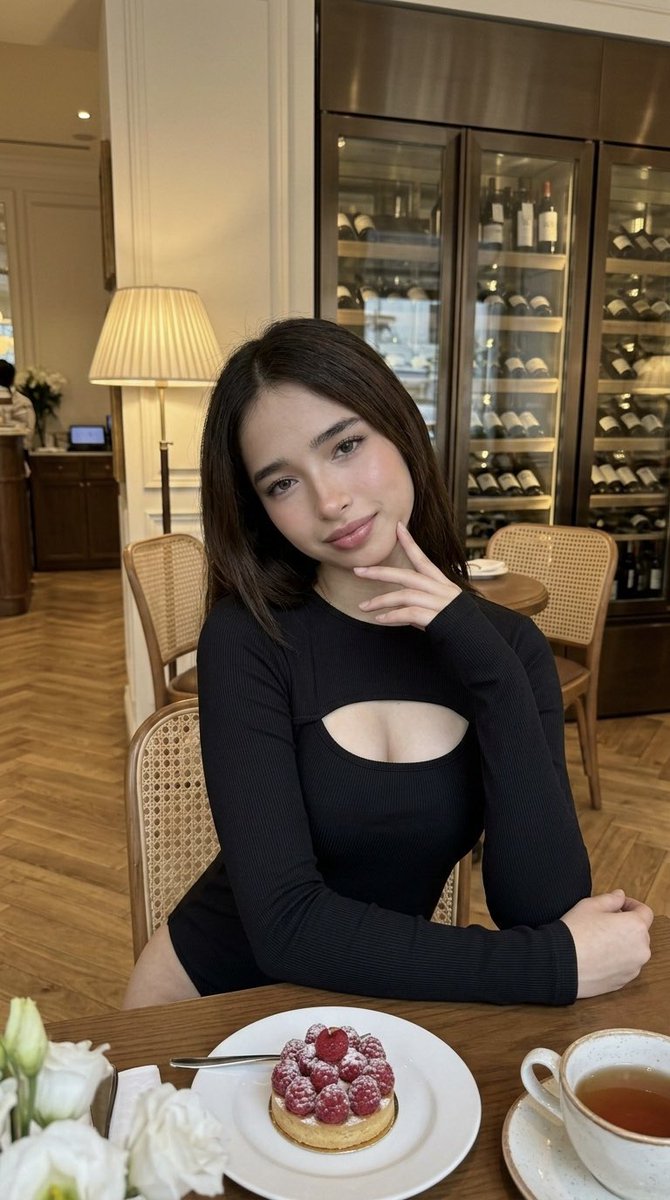 Luxury Cafe Portrait with Bio-Fidelity and Anatomical Emphasis — example 1
