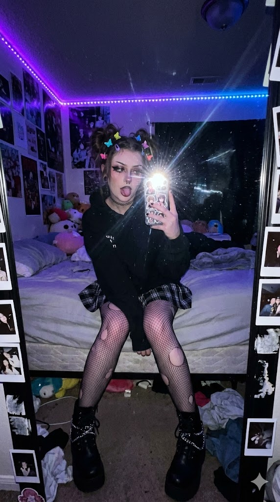 E-Girl Mirror Selfie Prompt (JSON Format)