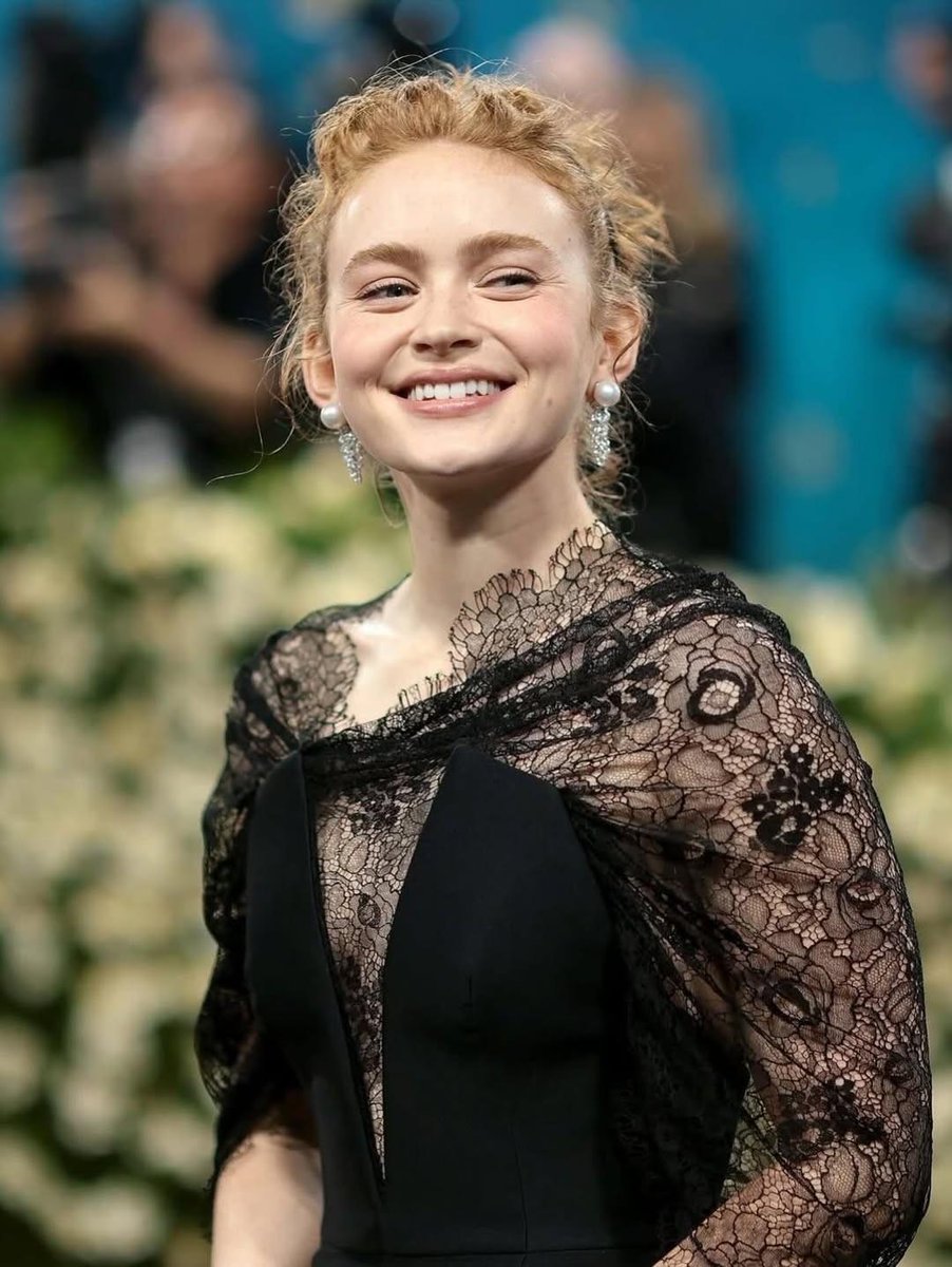 Elegant Red Carpet Portrait of a Blonde Woman — example 1