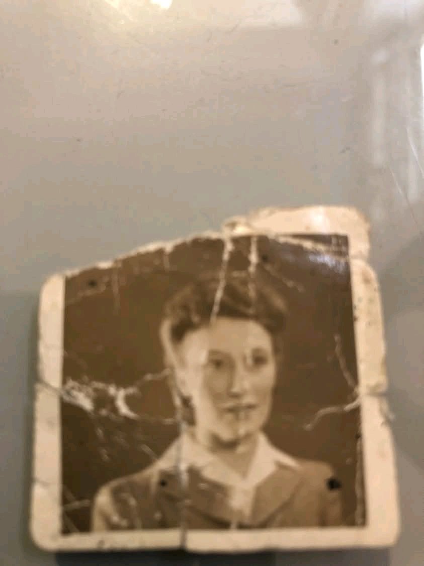 Photo restoration prompt for Nano Banana Pro — example 1