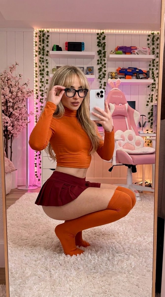 Modern Velma Aesthetic Mirror Selfie — example 1