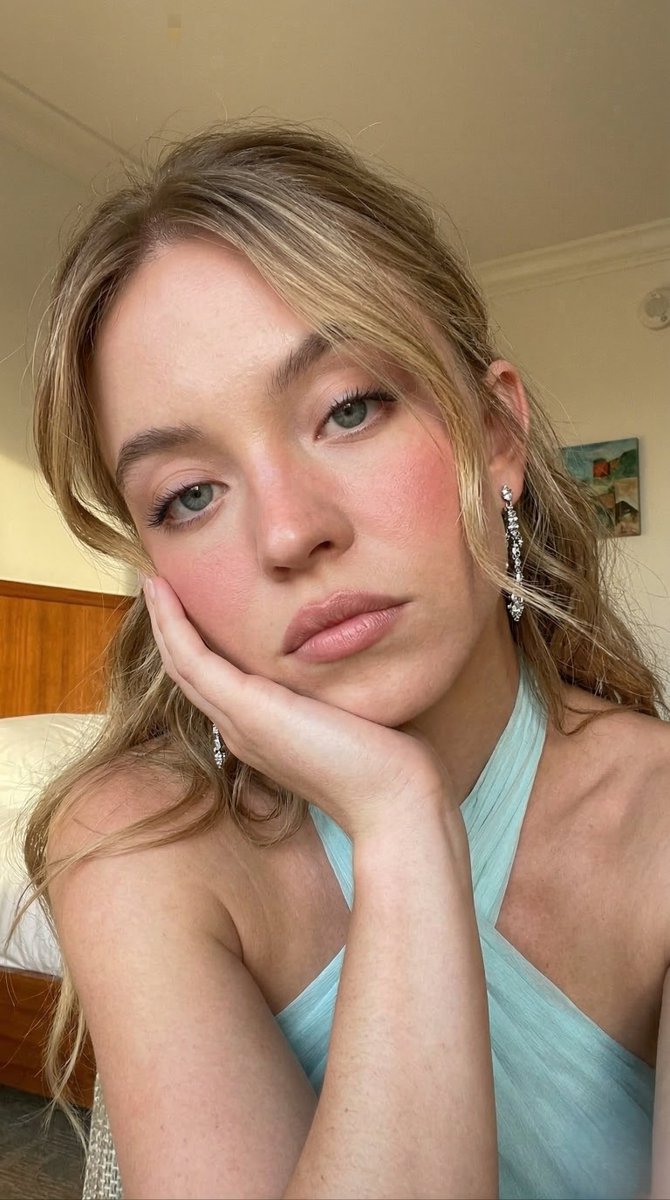 Ultra Photorealistic Selfie Prompt for Sydney Sweeney — example 1