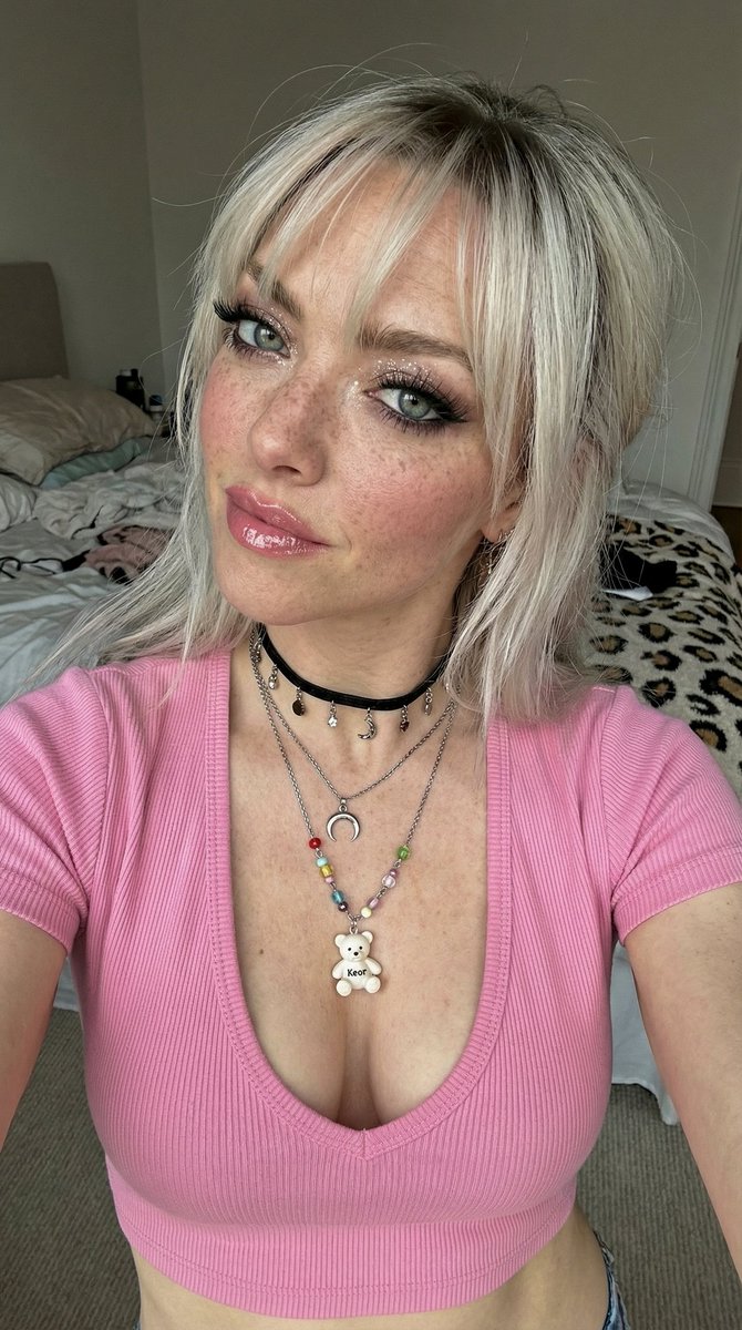Photorealistic Influencer Close-up Selfie — example 1