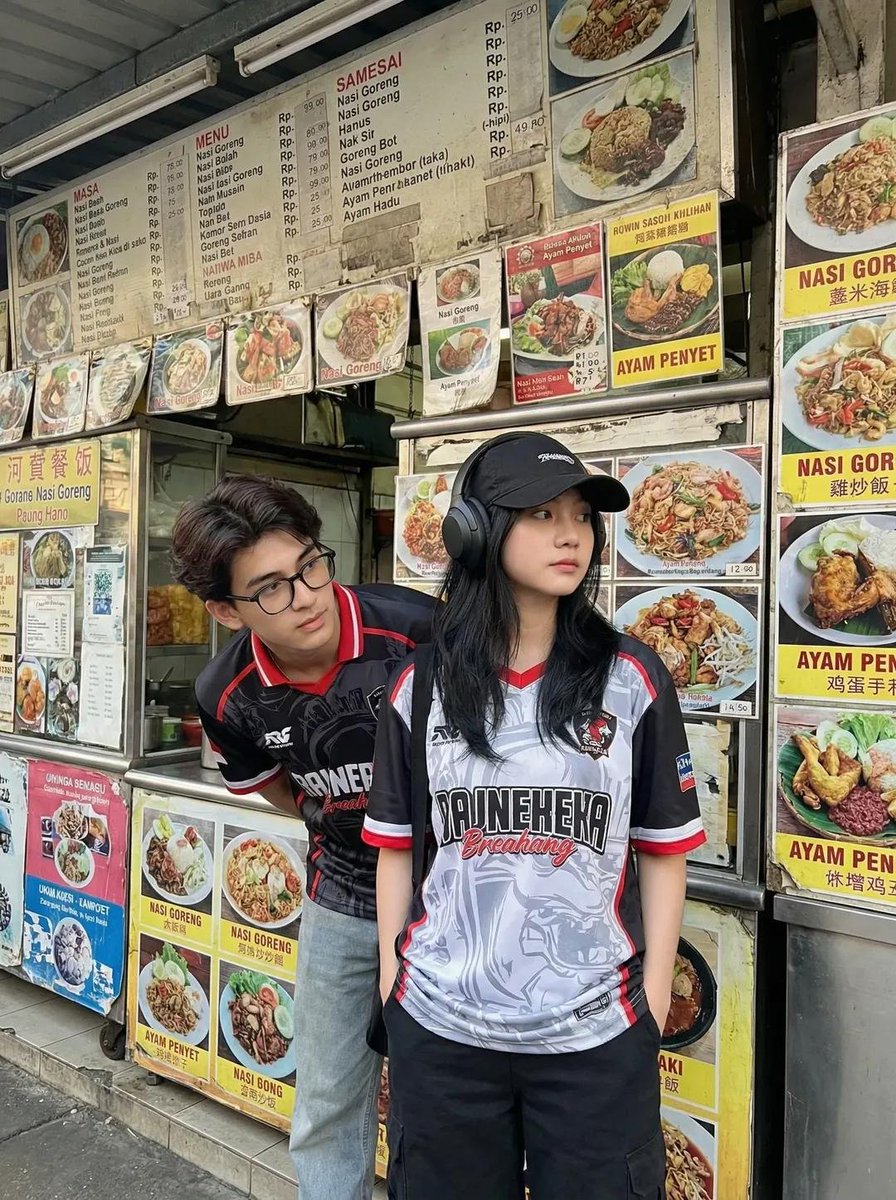 Candid Street Photography of Young Adults at a Southeast Asian Food Stall — example 1