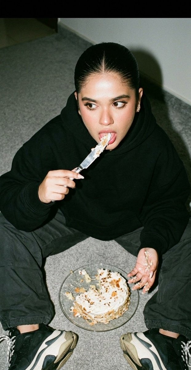 Street Glamour Cake Knife Portrait