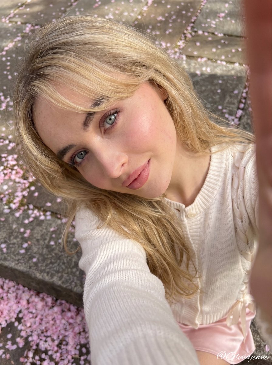 Sabrina Carpenter coquette aesthetic portrait — example 2