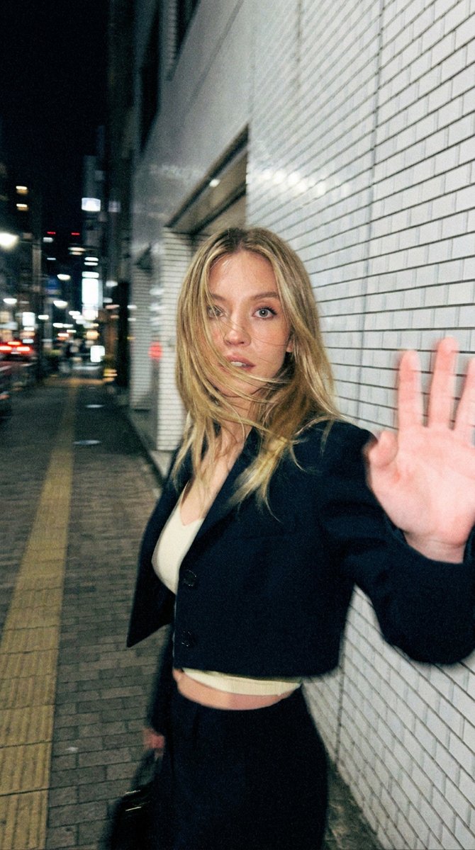 Candid Tokyo Smartphone Night Photo — example 1