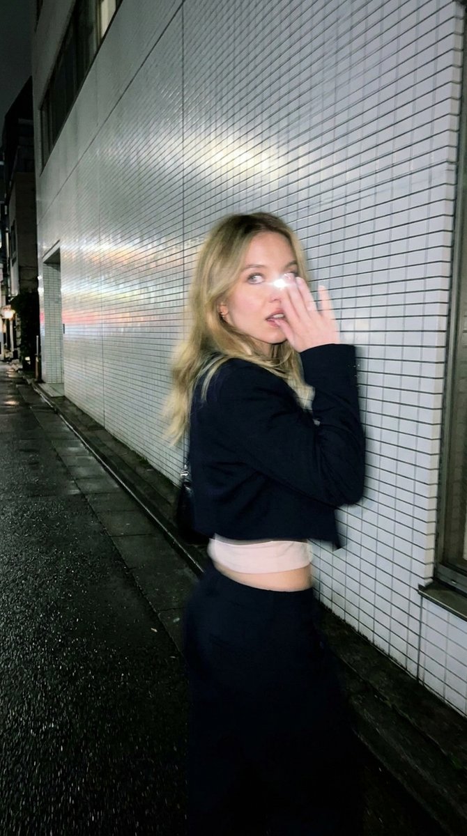 Candid Tokyo Smartphone Night Photo — example 2