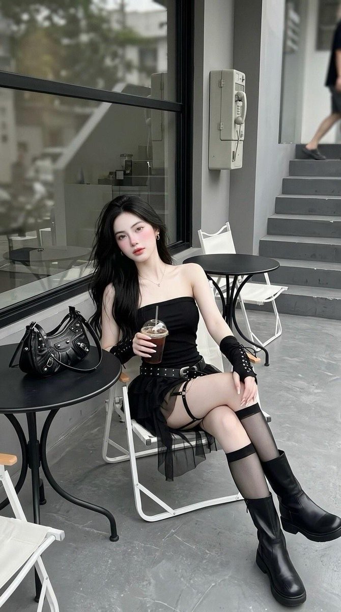 Minimalist Cafe Street Fashion — example 1