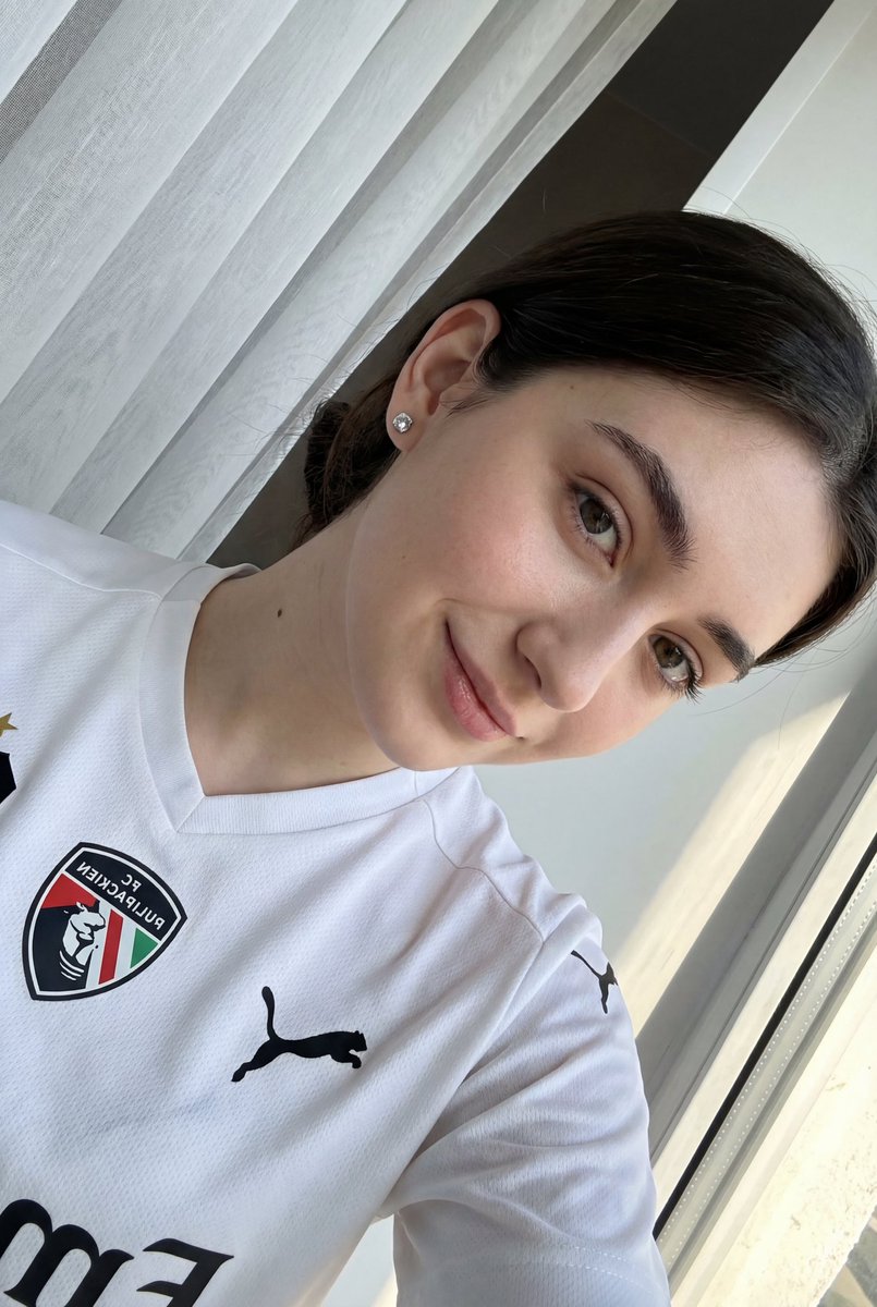 Detailed JSON prompt for a casual portrait of a young woman in a sports jersey — example 1