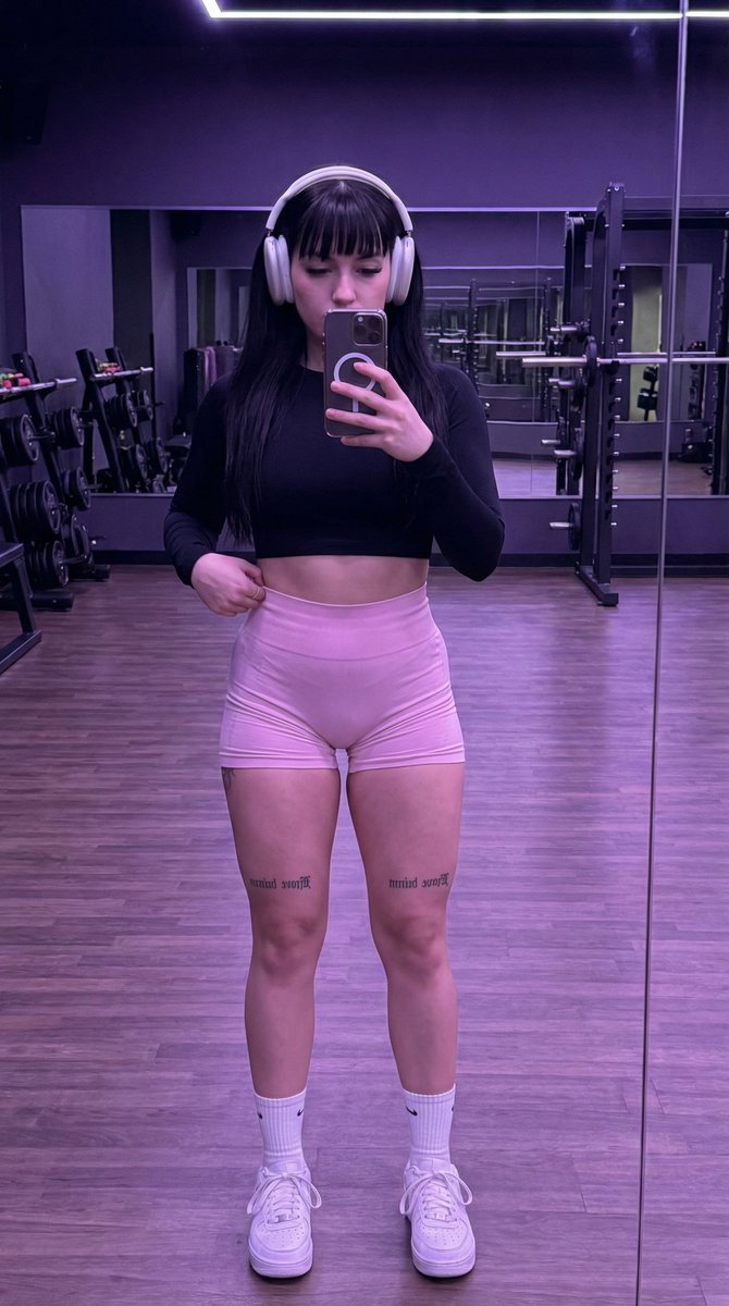 Photorealistic Gym Mirror Selfie Prompt — example 1