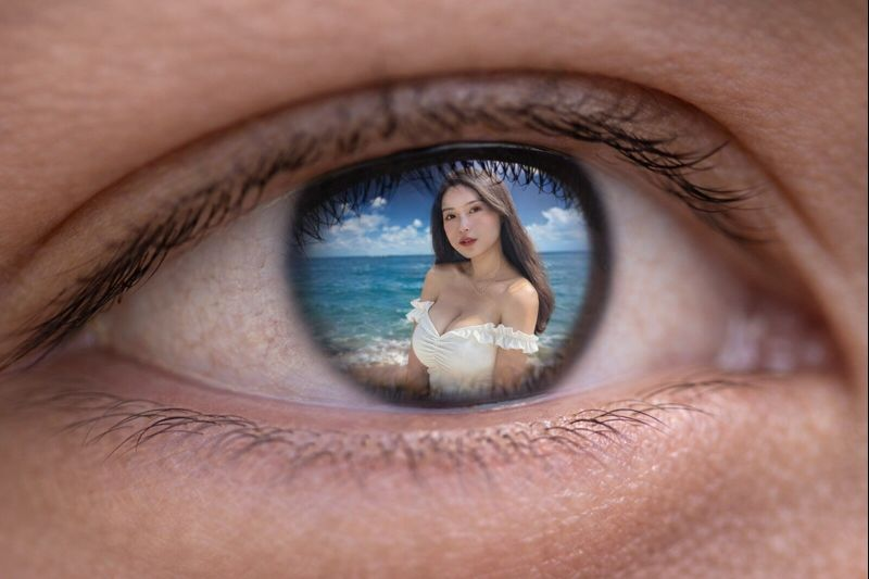Reflection in Pupil Image Generation Prompt — example 2