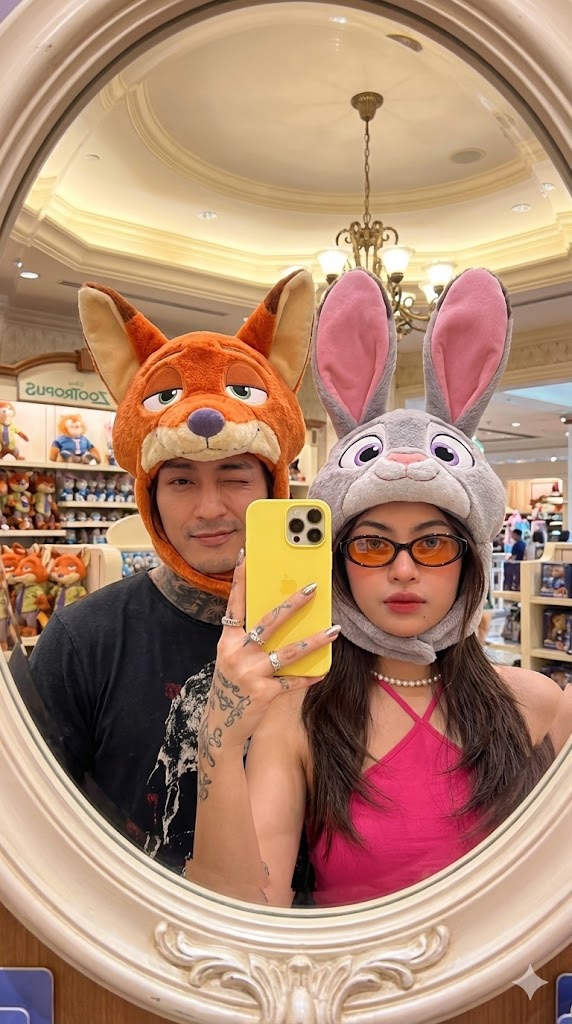 Zootropolis Couple Mirror Selfie Prompt — example 2