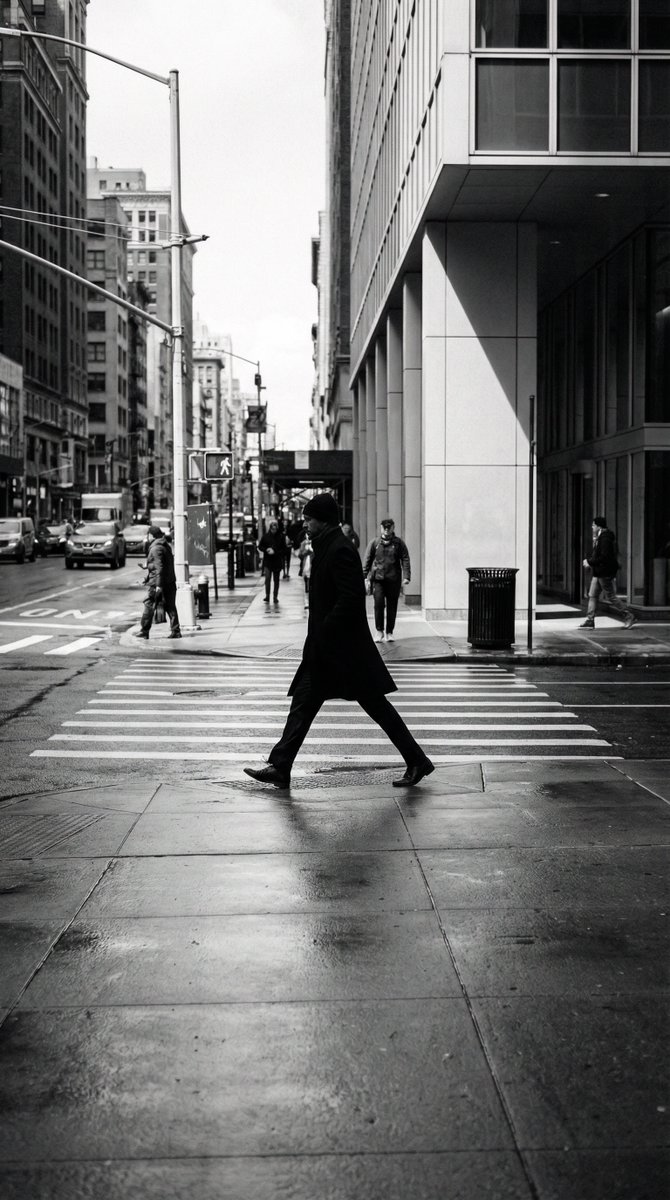 Black and White Street Photography Decisive Moment — example 1