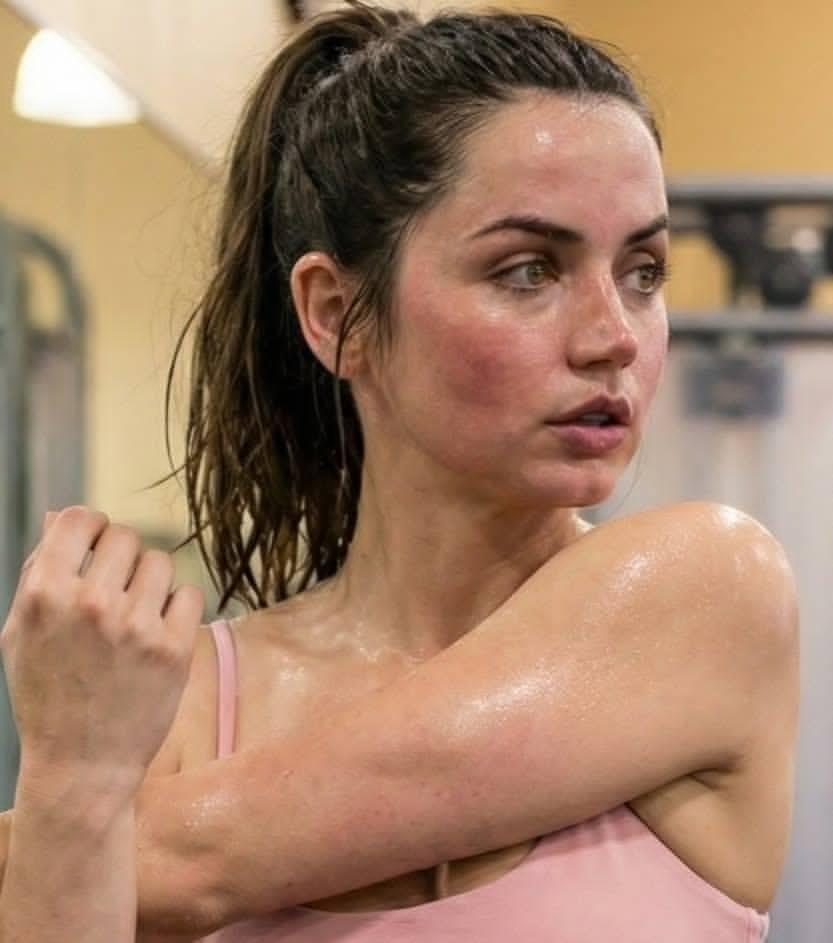 Ana de Armas exhausted at the gym portrait — example 1