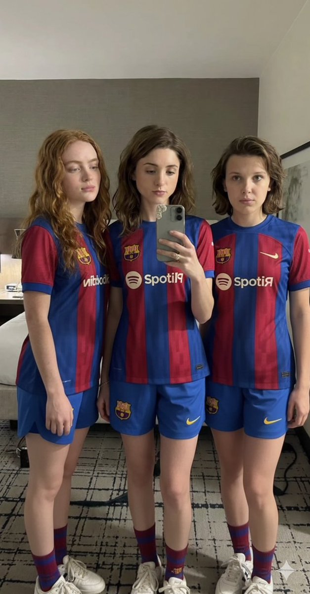 Full-Body Mirror Selfie of Actresses in FC Barcelona Kits — example 1